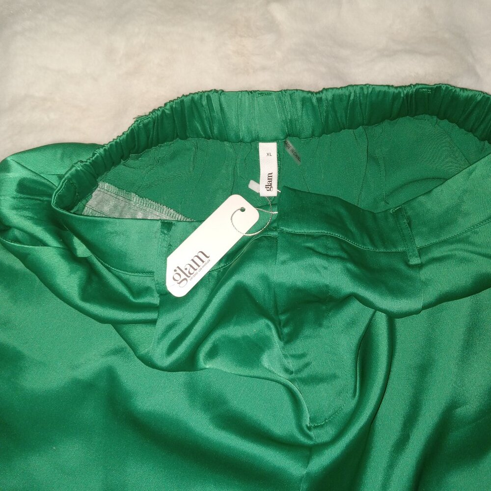 NEW-GLAM-Vibrant Irish Green Statement Eye Catching Shorts-Size XL - Picture 8 of 9